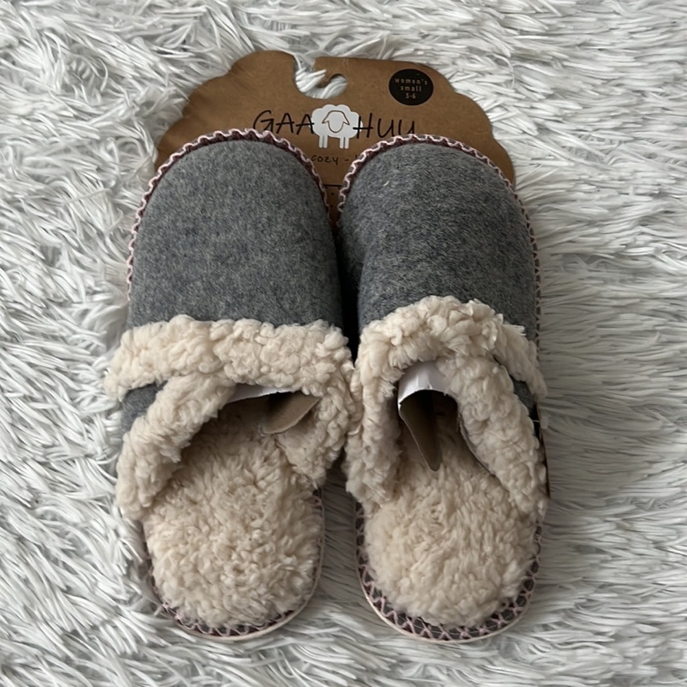 GAAHUU Faux wool faux shearling closed toe Women’s Slippers size Small